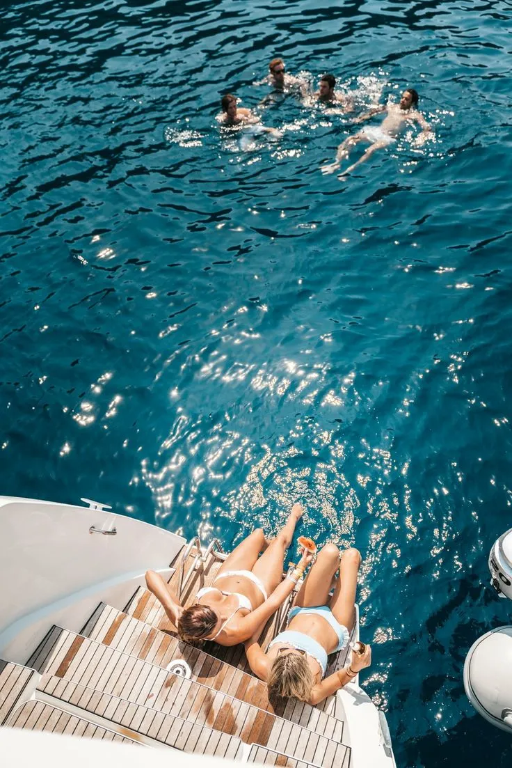 Klassisches Holzboot mit poliertem Mahagoni